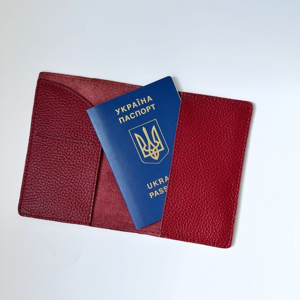 Обкладинка на паспорт з тисненням | натуральна шкіра | колір на вибір 10574 фото